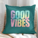 "Goede vibes" Levendig Tropisch citaat Kussen<br><div class="desc">Verspreid die tropische gevoelens met dit gedurfde en strandachtige "GOOD VIBES" gooi kussen! Met een levendige pastelgradiënt met palmboom silhouetten, deze boho zomerse ontwerp poppen prachtig tegen een oceaan blauwgroen achtergrond. Of je nu een kusthuis styling, het inrichten van een slaapzaal, of het geven van zonneschijn vibes aan iemand speciaal,...</div>