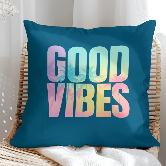 "Goede vibes" Levendig Tropisch citaat Kussen ("Good Vibes" Vibrant Tropical Quote Throw Pillow on a sunny boho rattan chair.)