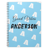 Goede vibes monogram met naam blauw notitieboek (Voorkant)