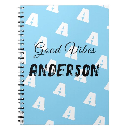 Goede vibes monogram met naam blauw notitieboek (Voorkant)