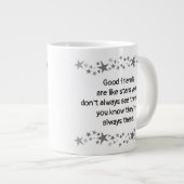 Goede vrienden zijn als sterren minimalistische mo grote koffiekop (Voorkant rechts)