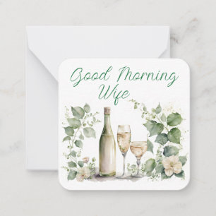 Goedemorgen vrouw wijnflessen met glazen notitiekaartje