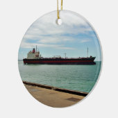 Goederenschip dat op zee vaart keramisch ornament (Links)