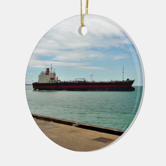 Goederenschip dat op zee vaart keramisch ornament (Links)