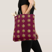 Gold 3-D sneeuwvlokken op Deep Burgundy Tote Bag (Dichtbij)