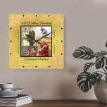 Gold 50th Wedding Jubileum - Aangepaste foto Vierkante Klok<br><div class="desc">Creëer uw eigen 50th Wedding Jubileum wandklok met vier van uw favoriete foto's van de afgelopen 50 jaar. Dit elegante, moderne ontwerp is goud en zwart met een glitter en getextureerd effect. Uw foto's worden geplaatst in een zwarte grens en met zwarte typografie ontworpen, die u met uw namen en...</div>