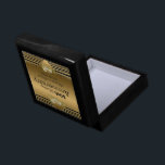 Gold 50th Wedding Jubileum Cadeaudoosje<br><div class="desc">Vijftig jaar samen als man en vrouw is een ongelooflijk lange tijd en verdient een grootse viering. Voeg deze mooie Gift Box toe aan je 50ste verjaardagscollectie - een geweldige manier om je verjaardag te gedenken. De tekst op dit product is volledig aanpasbaar en u kunt de gewenste wijzigingen aanbrengen....</div>