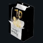 Gold 70th Birthday-ballonnen in doos Medium Cadeauzakje<br><div class="desc">Goud-ballonnen,  linten en mousserende lichtbundels in een witte doos op zwart voor de 70ste verjaardag. De zwarte achtergrondkleur kan worden veranderd.</div>