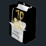 Gold 70th Birthday-ballonnen in doos Medium Cadeauzakje<br><div class="desc">Goud-ballonnen,  linten en mousserende lichtbundels in een witte doos op zwart voor de 70ste verjaardag. De zwarte achtergrondkleur kan worden veranderd.</div>