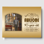Gold 90th Birthday World's Best Custom Photo Lijst Gastenboek<br><div class="desc">Viel de mijlpaal van je favoriete seniorenverjaardag op met dit klastige geschenk dat hen eraan herinnert hoe geweldig ze zijn. Schone lijnen en tinten van bruin, goud en crème vormen dit eenvoudige maar elegante lijst dat kan worden aangepast met uw favoriete foto, namen, initialen of andere tekst. Deze reeks bestaat...</div>