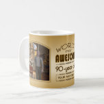 Gold 90th Birthday World's Best Custom Photo Lijst Koffiemok<br><div class="desc">Viel de mijlpaal van je favoriete seniorenverjaardag op met dit klastige geschenk dat hen eraan herinnert hoe geweldig ze zijn. Schone lijnen en tinten van bruin, goud en crème vormen dit eenvoudige maar elegante lijst dat kan worden aangepast met uw favoriete foto, namen, initialen of andere tekst. Deze reeks bestaat...</div>