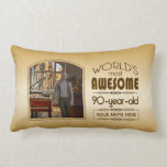Gold 90th Birthday World's Best Custom Photo Lijst Kussen<br><div class="desc">Viel de mijlpaal van je favoriete seniorenverjaardag op met dit klastige geschenk dat hen eraan herinnert hoe geweldig ze zijn. Schone lijnen en tinten van bruin, goud en crème vormen dit eenvoudige maar elegante lijst dat kan worden aangepast met uw favoriete foto, namen, initialen of andere tekst. Deze reeks bestaat...</div>