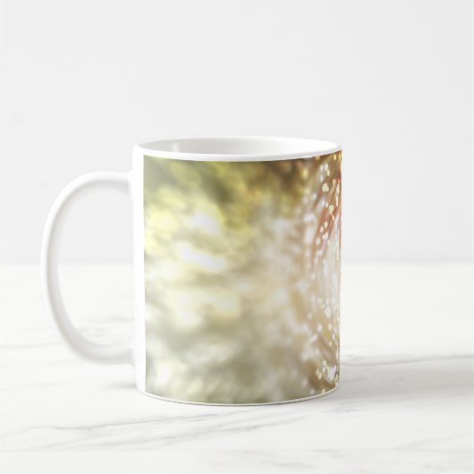 gold abstract blur background, with defocused boke koffiemok (Links)
