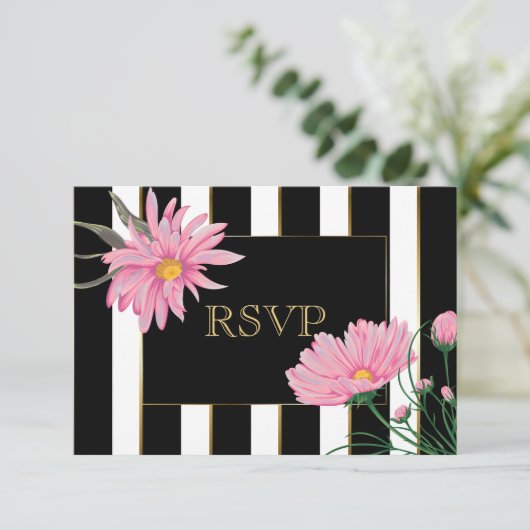 Gold Accent Black Stripes Pink Daisies RSVP Kaartje (Staand voorkant)