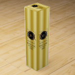 Gold-achtergrond met Gold en zwart Lijst Wijn<br><div class="desc">Elegant goudachtergrond met elegante bruine en zwarte lijsten voor een aanpasbaar monogram.  label voor trouwwijn.</div>
