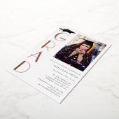 Gold Afstudeerder Pet Moderne Typografie GraduPart Folie Uitnodiging (Gedraaid)