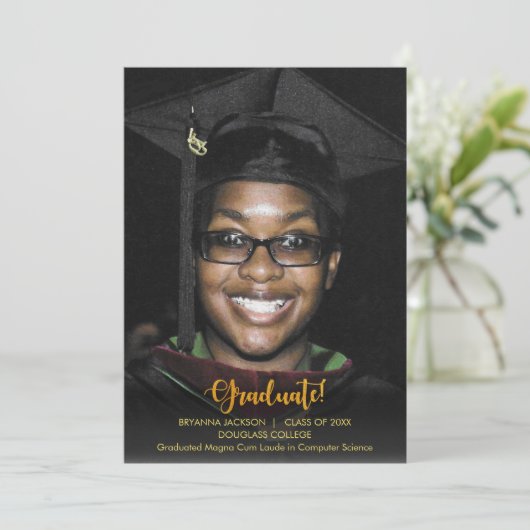 Gold Afstuderen Text Dark Afstuderen aangekondigd Kaart (Staand voorkant)