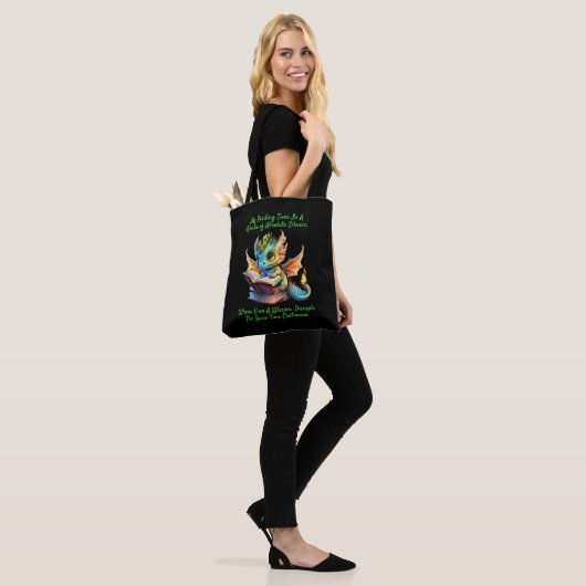 Gold Aqua Baby Dragon Warning Leesboek Stem Tote Bag (Op model)
