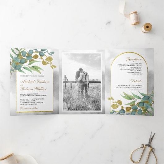 Gold Arch Rustic Eucalyptus verlaat Fotobruiloft Drieluik Uitnodiging (Binnen)