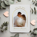 Gold Arched Lijst Wedding Photo Save the Date Magneet<br><div class="desc">Het ontwerp is voorzien van een prachtig gouden lijst voor uw beste Save Our Date Photo,  met een dunne kalligrafiescript,  tegen de achtergrond van een trouwcrème.  Eenvoudig aan te passen met namen,  datum,  locatie van keuze.  Ideaal voor elk modern trouwthema in elk seizoen.</div>