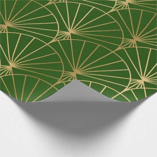 Gold art-deco pattern on green wrapping paper cadeaupapier (Hoek)
