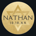 Gold Bar Mitzvah Bat Mitzvah Star van David Name Ronde Sticker<br><div class="desc">Elegant moderne klassieke bar mitzvah-stickers met een aangepaste naam, datum en ster van David. Deze stijlvolle bar mitzvah gunt de markeringsstickers geven een klastige blik als envelopzegels, of op de bar en de vleermuis mitzvah partijdecor projecten. ・ ・ ・ Klik VERDER AANPASSEN om tekstkleur, doopvont of positie te veranderen. Gebruik...</div>