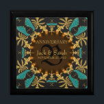 Gold Baroque Lace Wedding Jubileum Gift Box Cadeaudoosje<br><div class="desc">Barokke, Arabesque inspireerde het design in een dun effect, blauwgroen en goud, op zwart - Voortreffelijk en elegant aangepast cadeau, Jubileum of verloving. Personaliseer je met namen, verjaardagsdatum en monogram of nummers - gemaakt in een prachtige, houten cadeaudoos om rimpetten en juwelen te bewaren voor je speciale keepsakes. Maakt een...</div>