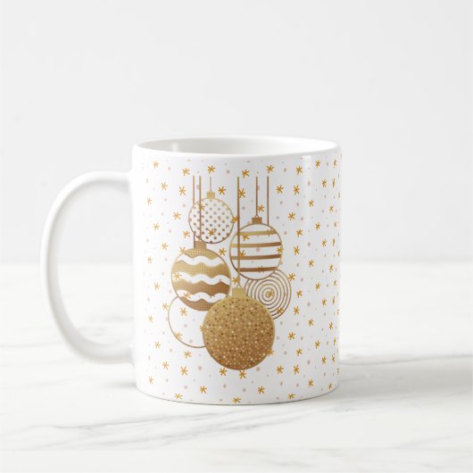Gold baubles and stars on a white background koffiemok (Links)