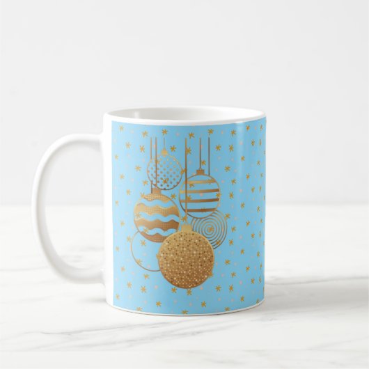 Gold baubles and stars on an ice blue background koffiemok (Links)