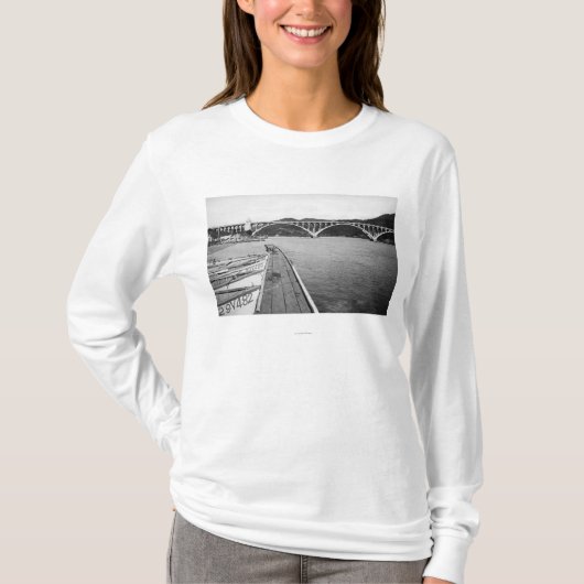 Gold Beach, Oregon Docks en Bridge over Rogue T-shirt (Voorkant)