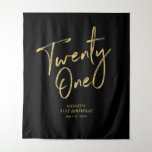 Gold & Black 21st Birthday Party Backdrop Wandkleed<br><div class="desc">Deze moderne tapijt is perfect voor een chic black en Gold 21st verjaardagsfeestje. Uw gasten zullen genieten van het maken van een foto met deze verfijnde partijachtergrond en herinneren zich uw speciale dag. Het ontwerp kenmerkt een gouden borstelmanuscript " eenentwintig " met douanetekst. U kunt de naam, de gebeurtenis, en...</div>