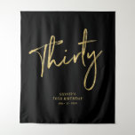 Gold & Black 30th Birthday Party Backdrop Wandkleed<br><div class="desc">Deze moderne tapijt is perfect voor een chic black en gouden 30ste verjaardagsfeestje. Uw gasten zullen genieten van het maken van een foto met deze verfijnde partijachtergrond en herinneren zich uw speciale dag. Het ontwerp kenmerkt een gouden borstelmanuscript " Dertig " met douanetekst. U kunt de naam, de gebeurtenis, en...</div>