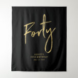 Gold & Black 40th Birthday Party Backdrop Wandkleed<br><div class="desc">Deze moderne tapijt is perfect voor een chic black en gouden 40ste verjaardagsfeestje. Uw gasten zullen genieten van het maken van een foto met deze verfijnde partijachtergrond en herinneren zich uw speciale dag. Het ontwerp kenmerkt een gouden borstelmanuscript " Veertig " met douanetekst. U kunt de naam, de gebeurtenis, en...</div>