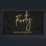 Gold & Black 40th Birthday Party Welkomstbanner Spandoek<br><div class="desc">Dit eenvoudige verjaardagsbannerontwerp is voorzien van de stijlvolle gouden letters "veertig" met een aangepaste tekst. U kunt de tekst personaliseren. Meer overeenkomende objecten beschikbaar in mijn winkel BaraBomDesign.</div>