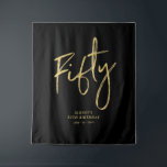 Gold & Black 50th Birthday Party Backdrop Wandkleed<br><div class="desc">Deze moderne tapijt is perfect voor een chic black en gouden 50ste verjaardagsfeestje. Uw gasten zullen genieten van het maken van een foto met deze verfijnde partijachtergrond en herinneren zich uw speciale dag. Het ontwerp kenmerkt een gouden borstelmanuscript " vijftig " met douanetekst. U kunt de naam, de gebeurtenis, en...</div>