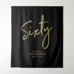 Gold & Black 60th Birthday Party Backdrop Wandkleed<br><div class="desc">Deze moderne tapijt is perfect voor een chic black en gouden 60ste verjaardagsfeestje. Uw gasten zullen genieten van het maken van een foto met deze verfijnde partijachtergrond en herinneren zich uw speciale dag. Het ontwerp kenmerkt een gouden borstelmanuscript " Zestig " met douanetekst. U kunt de naam, de gebeurtenis, en...</div>