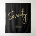 Gold & Black 70th Birthday Party Backdrop Wandkleed<br><div class="desc">Deze moderne tapijt is perfect voor een chic black en gouden 70ste verjaardagsfeestje. Uw gasten zullen genieten van het maken van een foto met deze verfijnde partijachtergrond en herinneren zich uw speciale dag. Het ontwerp kenmerkt een gouden borstelmanuscript " Zeventiy " met douanetekst. U kunt de naam, de gebeurtenis, en...</div>