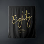 Gold & Black 80th Birthday Party Backdrop Wandkleed<br><div class="desc">Deze moderne tapijt is perfect voor een chic black en gouden 80ste verjaardagsfeestje. Uw gasten zullen genieten van het maken van een foto met deze verfijnde partijachtergrond en herinneren zich uw speciale dag. Het ontwerp kenmerkt een gouden borstelmanuscript " Achttig " met douanetekst. U kunt de naam, de gebeurtenis, en...</div>
