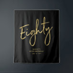 Gold & Black 80th Birthday Party Backdrop Wandkleed<br><div class="desc">Deze moderne tapijt is perfect voor een chic black en gouden 80ste verjaardagsfeestje. Uw gasten zullen genieten van het maken van een foto met deze verfijnde partijachtergrond en herinneren zich uw speciale dag. Het ontwerp kenmerkt een gouden borstelmanuscript " Achttig " met douanetekst. U kunt de naam, de gebeurtenis, en...</div>