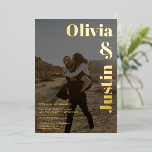 Gold black bold 2 foto's bruiloft folie uitnodiging (Staand Voorkant)