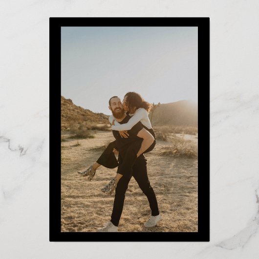 Gold black bold naam op 2 foto's bruiloft folie uitnodiging (Achterkant)