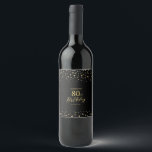 Gold & Black Confetti 80th Birthday Party Wijn Etiket<br><div class="desc">Dit moderne flessenetiket is perfect voor een chic Black and Gold verjaardagsfeestje. Dit ontwerp van het etiket van de douanepartijliquor kenmerkt gouden typografie " 80th Birthday " en een hexagon confetti achtergrond. U kunt de naam en de tekst van de gebeurtenisdatum personaliseren. Overeenkomende uitnodigingen en partijbenodigdheden zijn beschikbaar in mijn...</div>