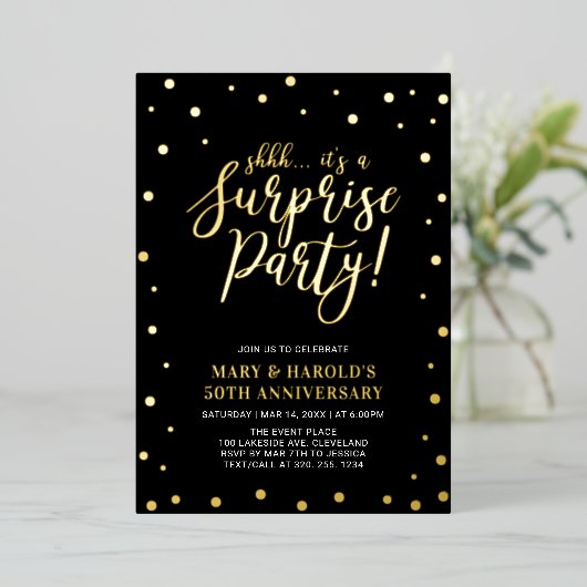 Gold & Black Confetti Surprise Jubileum Party Folie Uitnodiging (Staand Voorkant)
