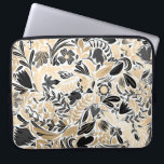 Gold Black Floral Leaves Illustration Pattern Laptop Sleeve<br><div class="desc">Dit elegante en moderne patroon is perfect voor de stijlvolle en trendy vrouw. Het is voorzien van een faux bedrukte goudfolie, zwarte, grijze en witte, met de hand getekende bloemen, en een bladillustratiepatroon. Het is een chic, , uniek en luxe design; ideaal voor de verfijnde en klastige dame. Alle bloei...</div>