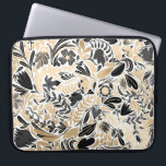 Gold Black Floral Leaves Illustration Pattern Laptop Sleeve<br><div class="desc">Dit elegante en moderne patroon is perfect voor de stijlvolle en trendy vrouw. Het is voorzien van een faux bedrukte goudfolie, zwarte, grijze en witte, met de hand getekende bloemen, en een bladillustratiepatroon. Het is een chic, , uniek en luxe design; ideaal voor de verfijnde en klastige dame. Alle bloei...</div>