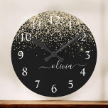 Gold Black Glitter Script Monogram Girly Name Ronde Klok<br><div class="desc">Zwart en goudsparkle Glitter geborsteld Manuscript monogram naamklok. Dit maakt de perfecte liefhebbende 16 verjaardag,  bruiloft,  vrijgezellenfeest,  verjaardagsdag,  baby shower of vrijgezellenfeest voor iemand die van luxe glam en stijl houdt.</div>