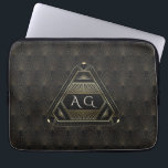 Gold Black Great Gatsby Art Deco 20s Monogram Laptop Sleeve<br><div class="desc">Uniek ontwerp met  goud en zwart Art Deco van bekende,  uit de jaren twintig luidsprekende époque,  op een zwarte getextureerde achtergrond. Het gebruik past hulpmiddel aan om uw info toe te voegen. Ga voor overeenkomende objecten naar mijn Glam Gold Art Deco-Collectie.</div>