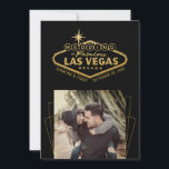 Gold Black Las Vegas Weddenfoto Save The Date<br><div class="desc">5x7 foto met de datumaankondiging voor een bruiloft in Las Vegas,  Nevada,  met het Fabulous beroemde Vegas-teken in faux gold folie op zwart met een vierkant foto en een geometrisch gouden vierkant lijst en een uniek en creatief typografisch ontwerp op de achterkant met trouwdatum en websitedetails.</div>