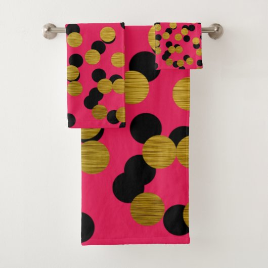 Gold & Black Polka Dots op Hot Pink Bad Handdoek (Insitu)