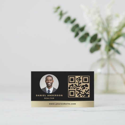 Gold Black QR Code Vastgoedmakelaar Visitekaartje (Staand voorkant)